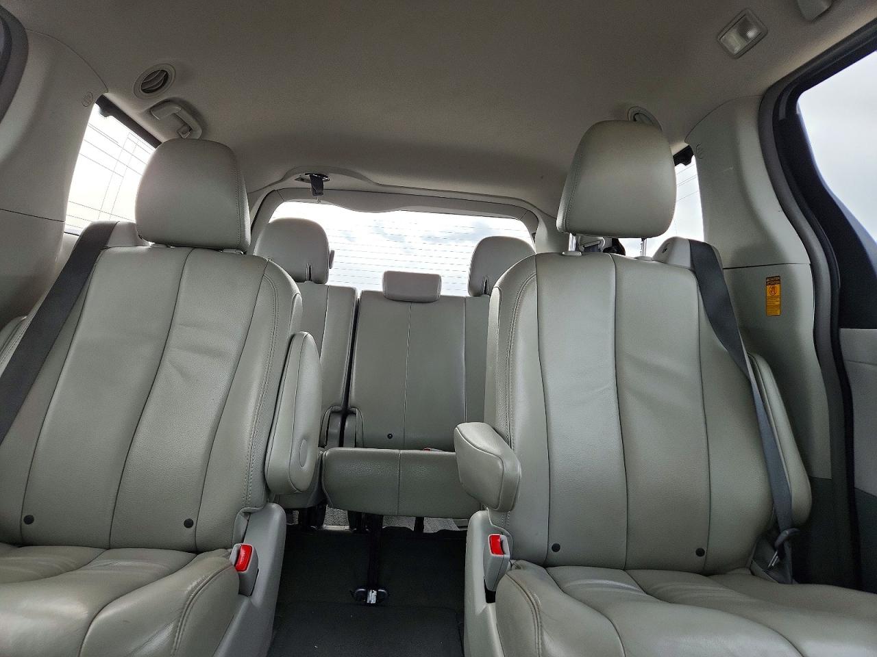 2014 TOYOTA SIENNA XLE photo 19