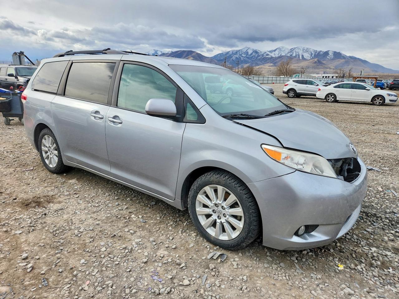 2014 TOYOTA SIENNA XLE photo 7