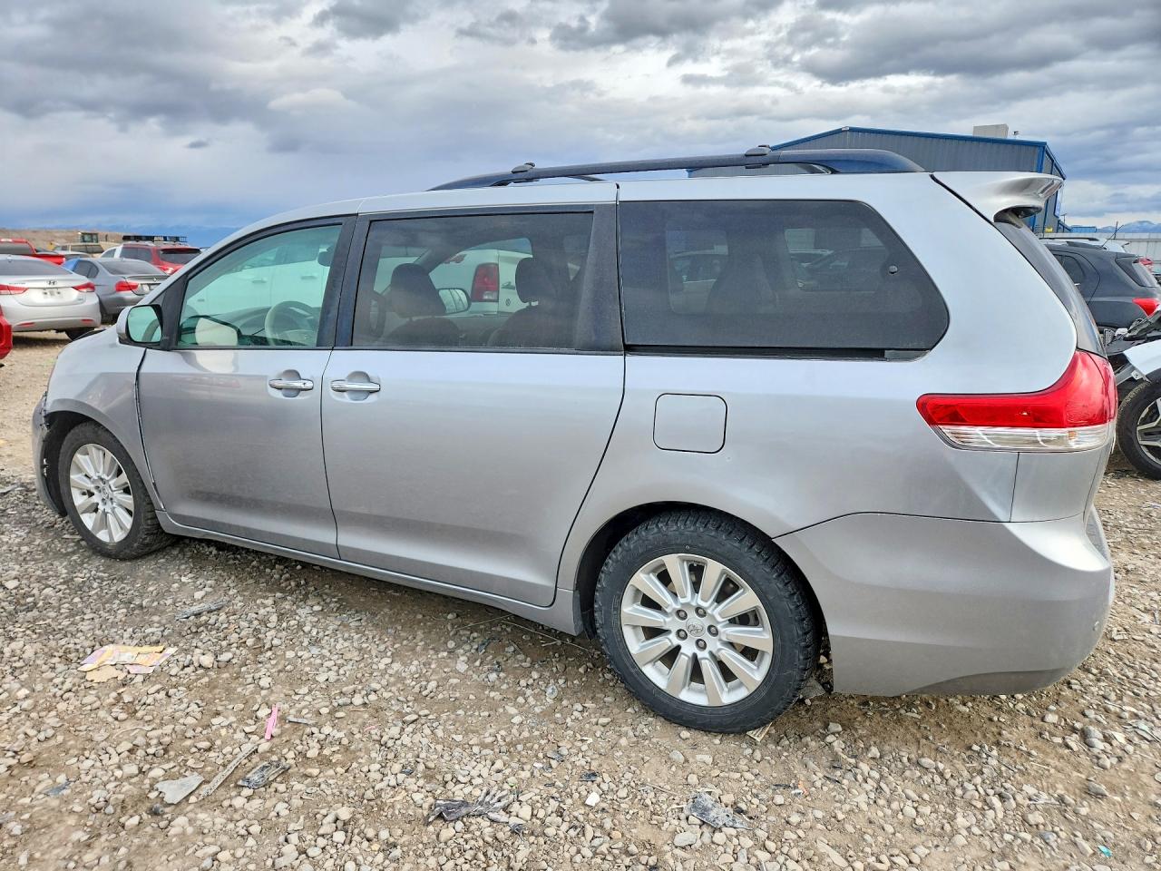 2014 TOYOTA SIENNA XLE photo 3