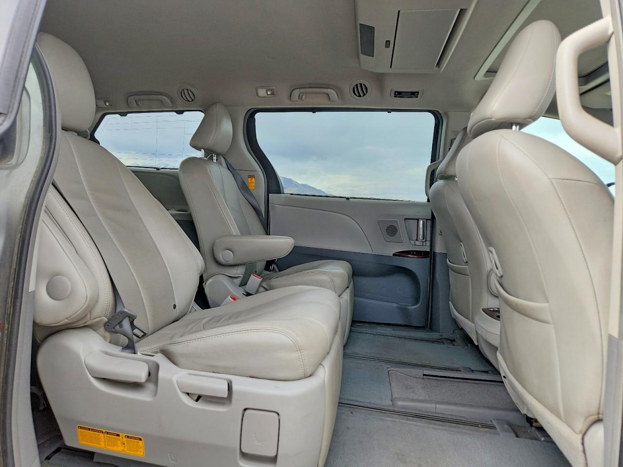 2014 TOYOTA SIENNA XLE photo 21