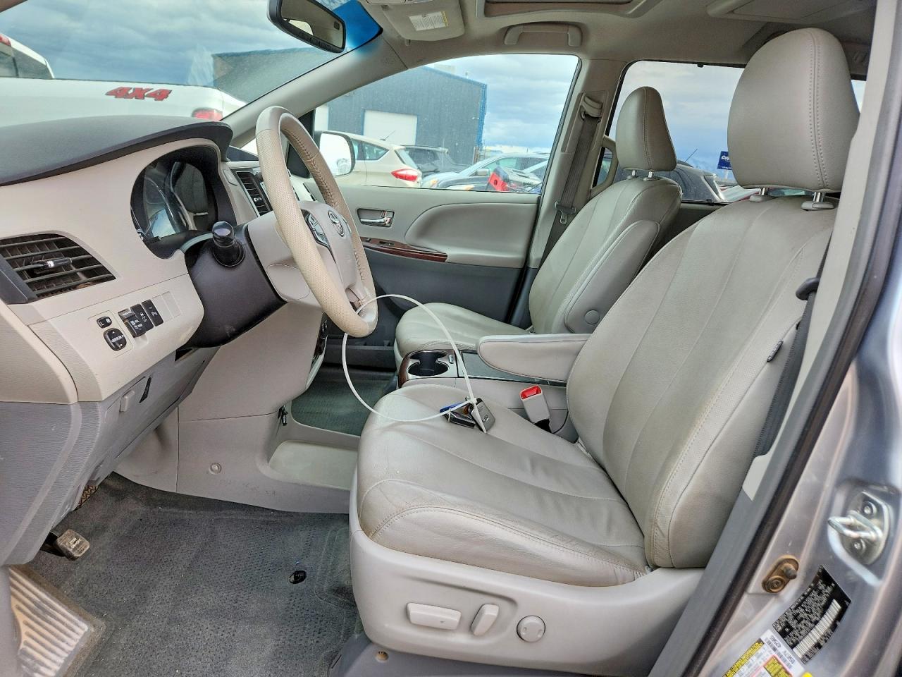 2014 TOYOTA SIENNA XLE photo 13