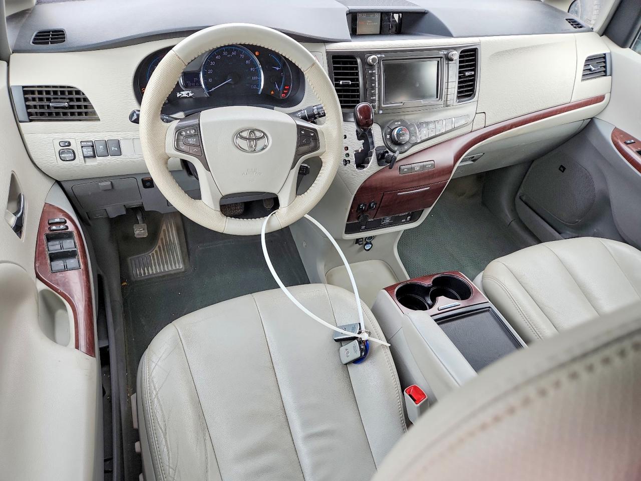 2014 TOYOTA SIENNA XLE photo 15
