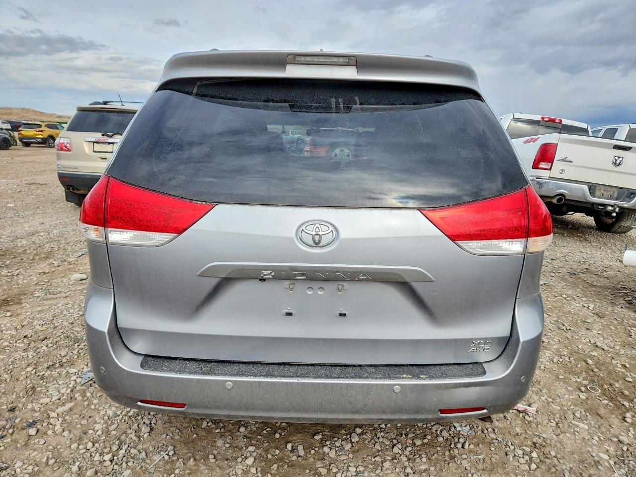 2014 TOYOTA SIENNA XLE photo 11
