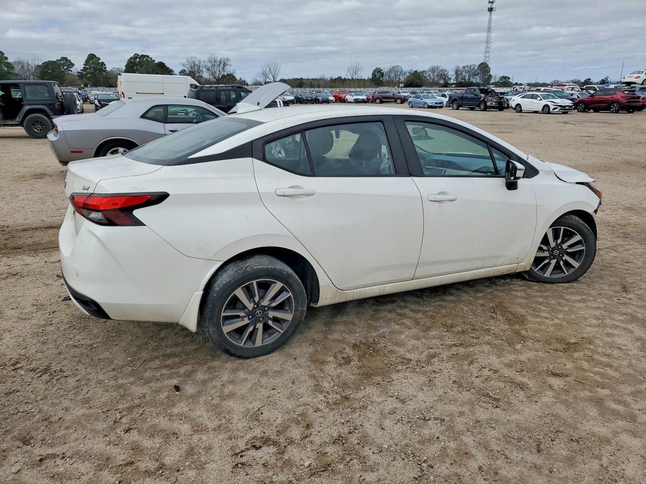 2020 NISSAN VERSA SV photo 3
