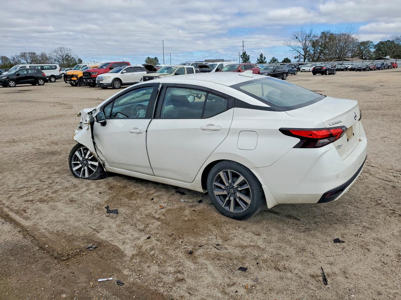 2020 NISSAN VERSA SV photo 2