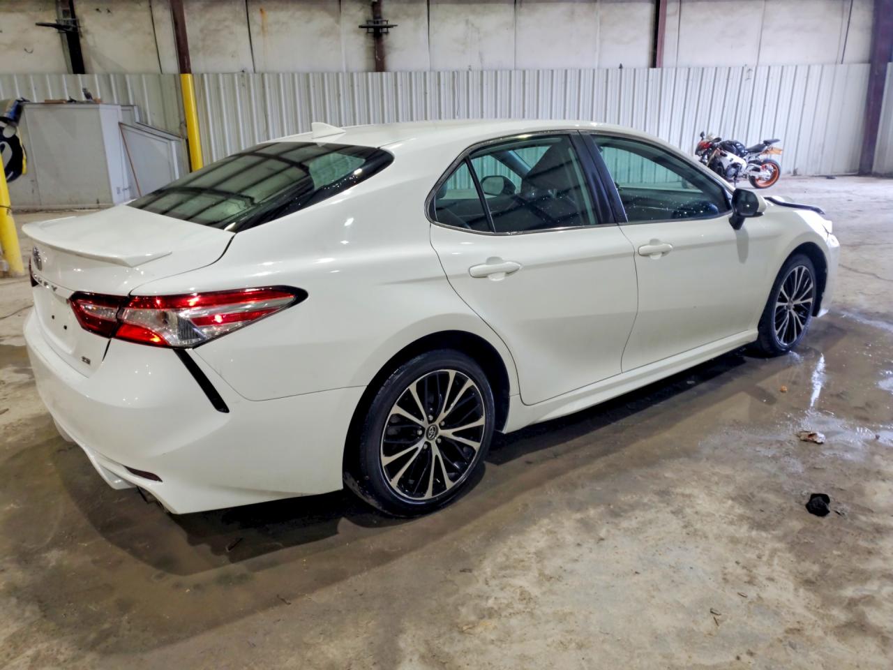 2020 TOYOTA CAMRY SE photo 3