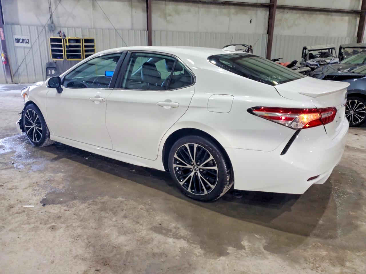 2020 TOYOTA CAMRY SE photo 2