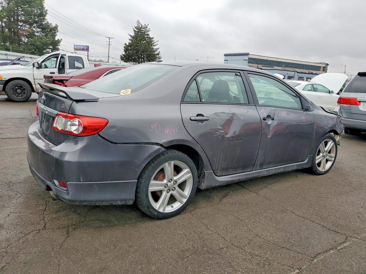 2013 TOYOTA COROLLA photo 3