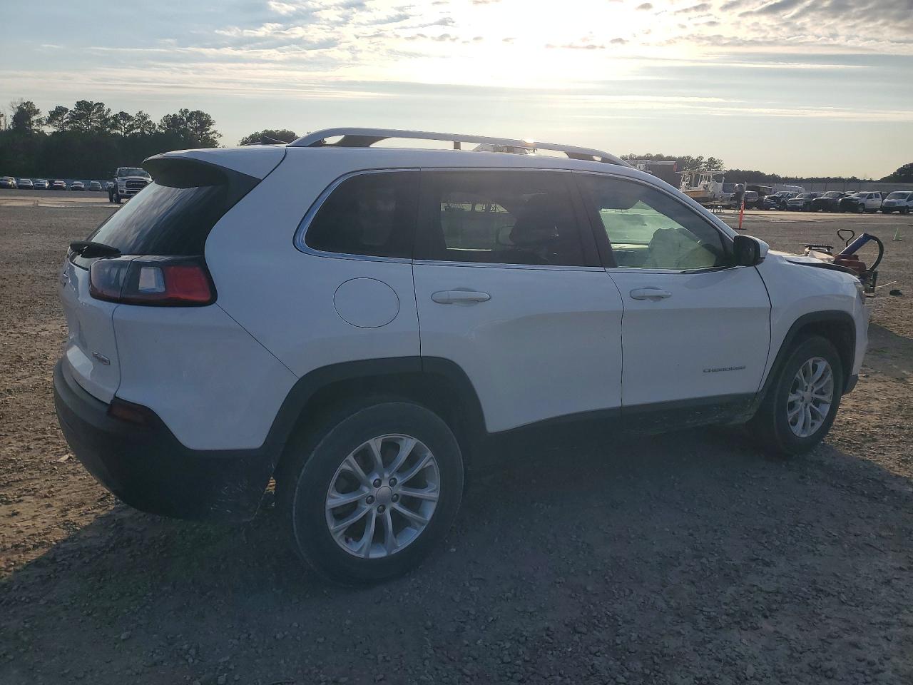 2019 JEEP CHEROKEE LATITUDE photo 3