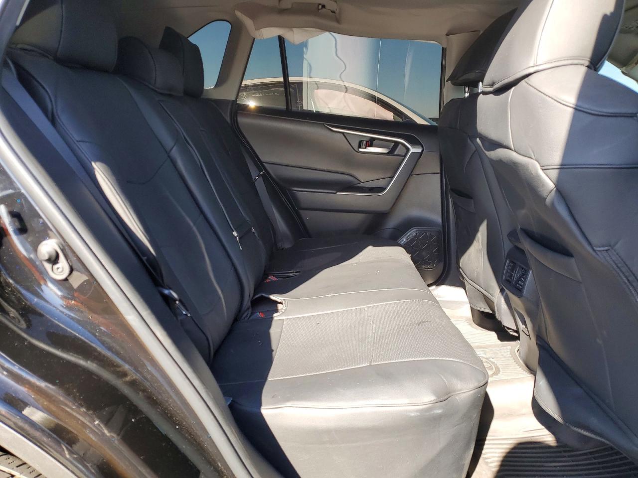 2024 TOYOTA RAV4 XLE photo 19