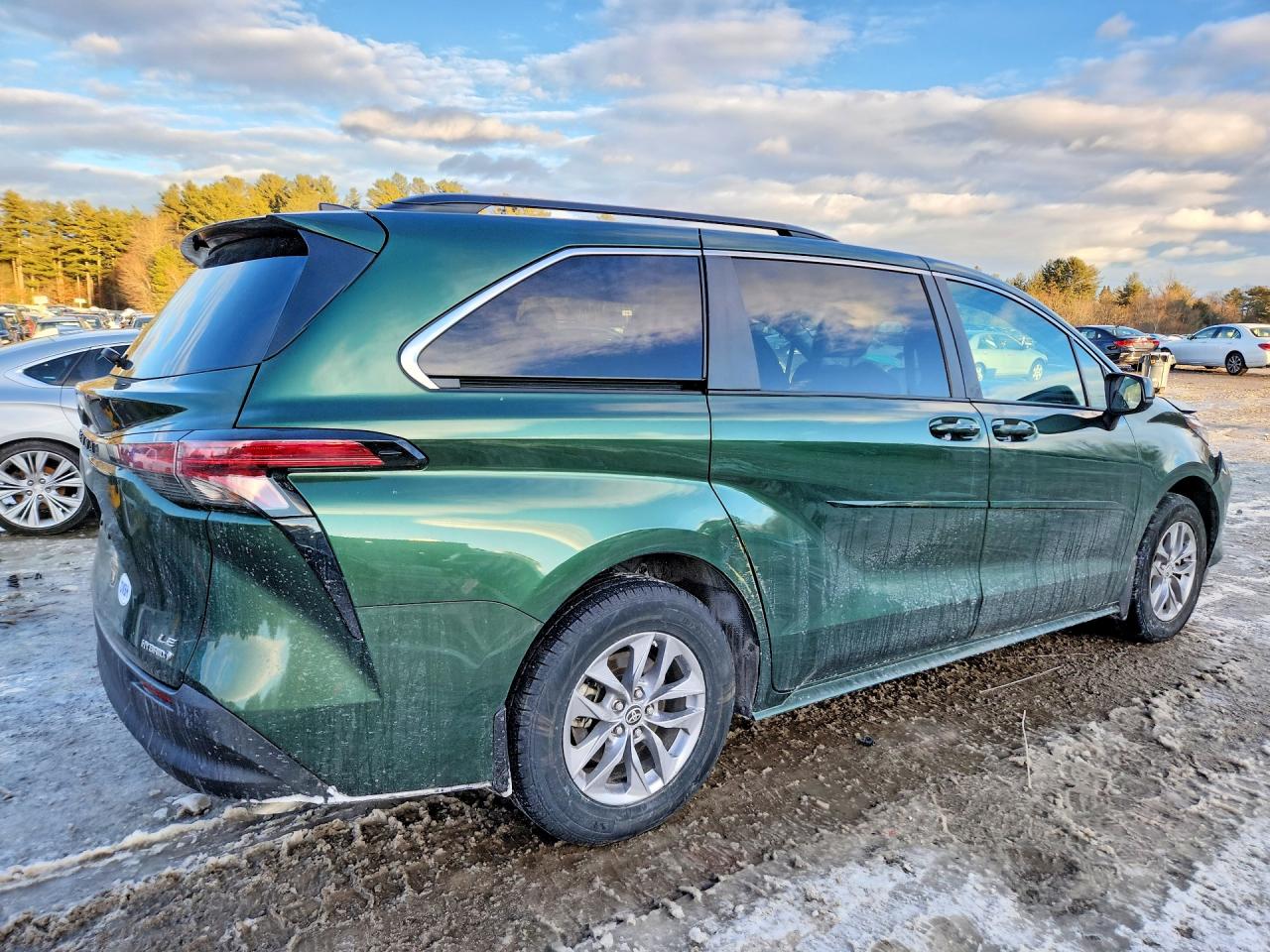 2022 TOYOTA SIENNA LE photo 3