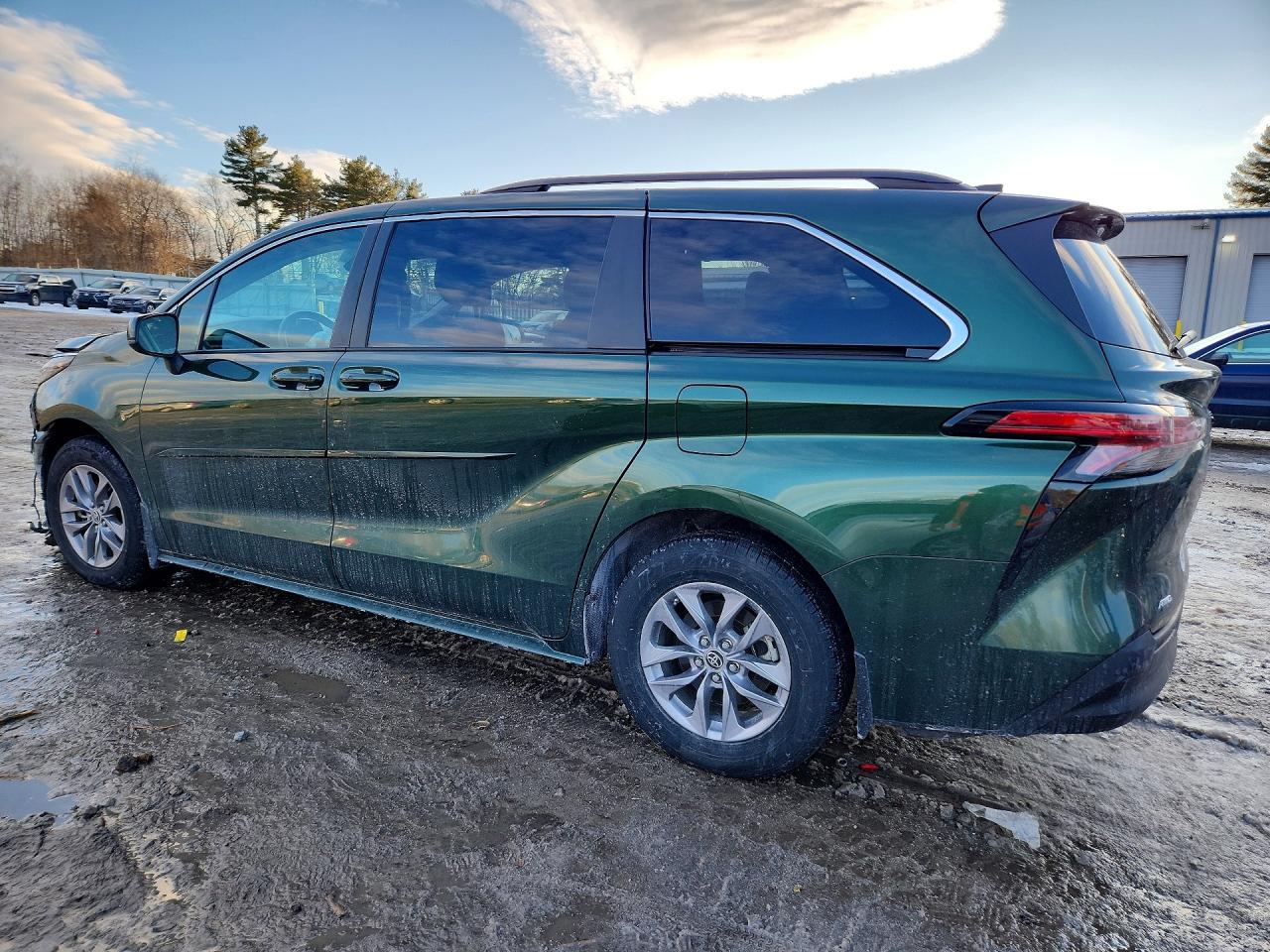 2022 TOYOTA SIENNA LE photo 2