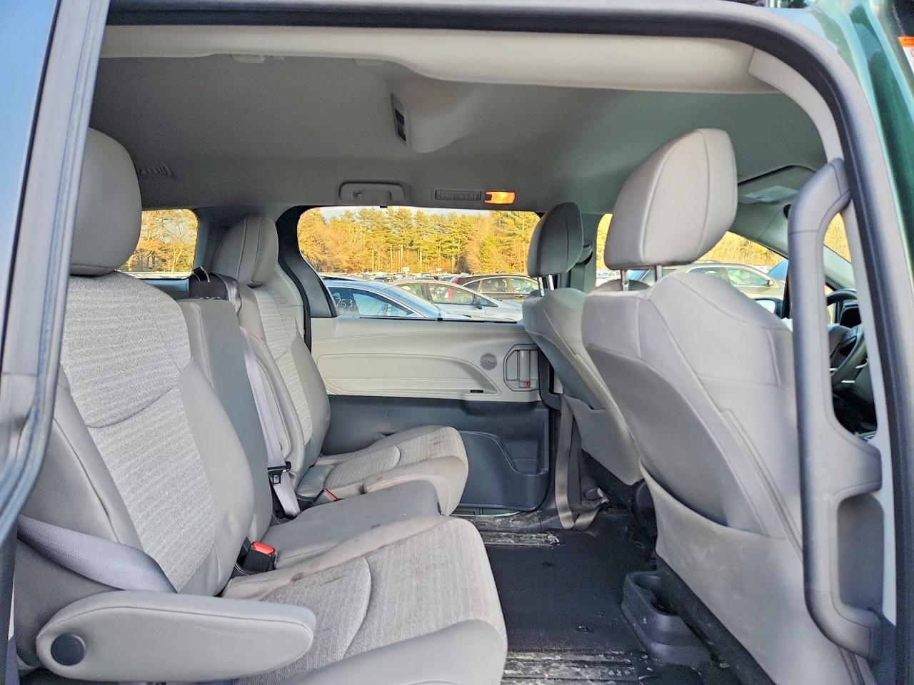 2022 TOYOTA SIENNA LE photo 11