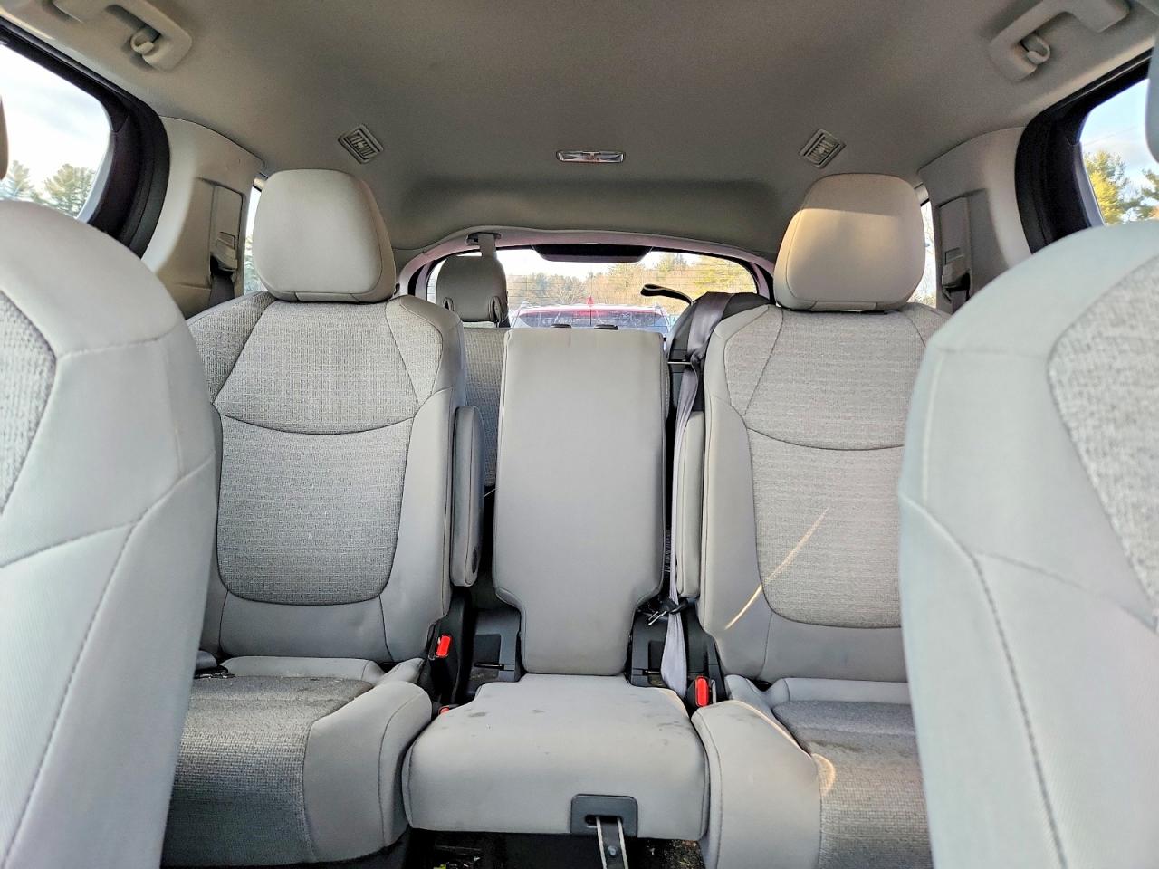 2022 TOYOTA SIENNA LE photo 10