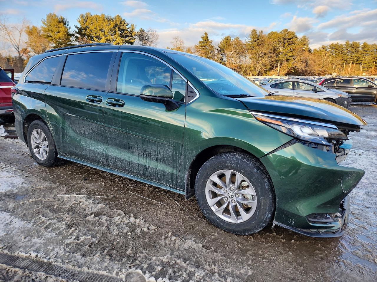 2022 TOYOTA SIENNA LE photo 4
