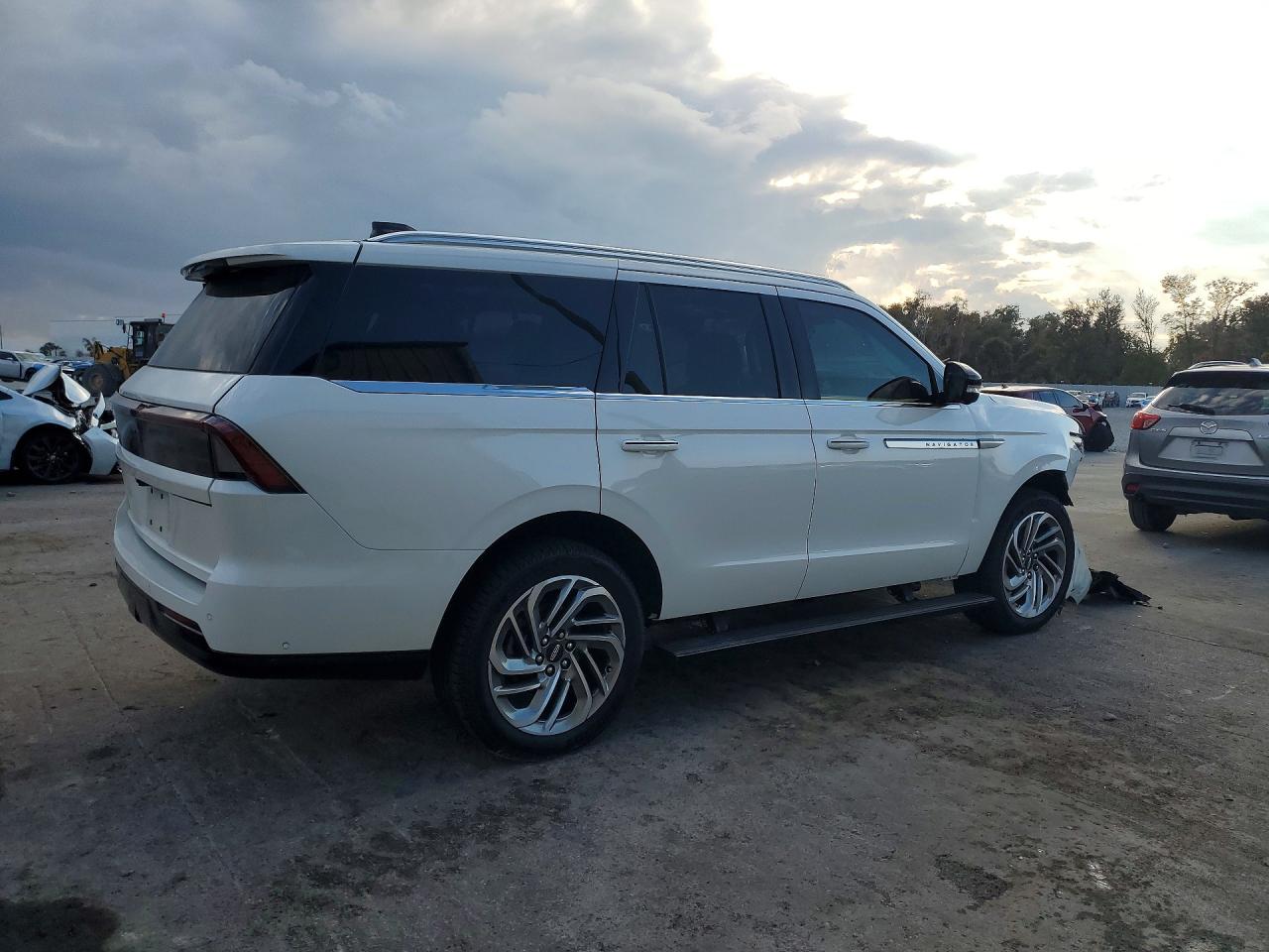 2025 LINCOLN NAVIGATOR RESERVE photo 3