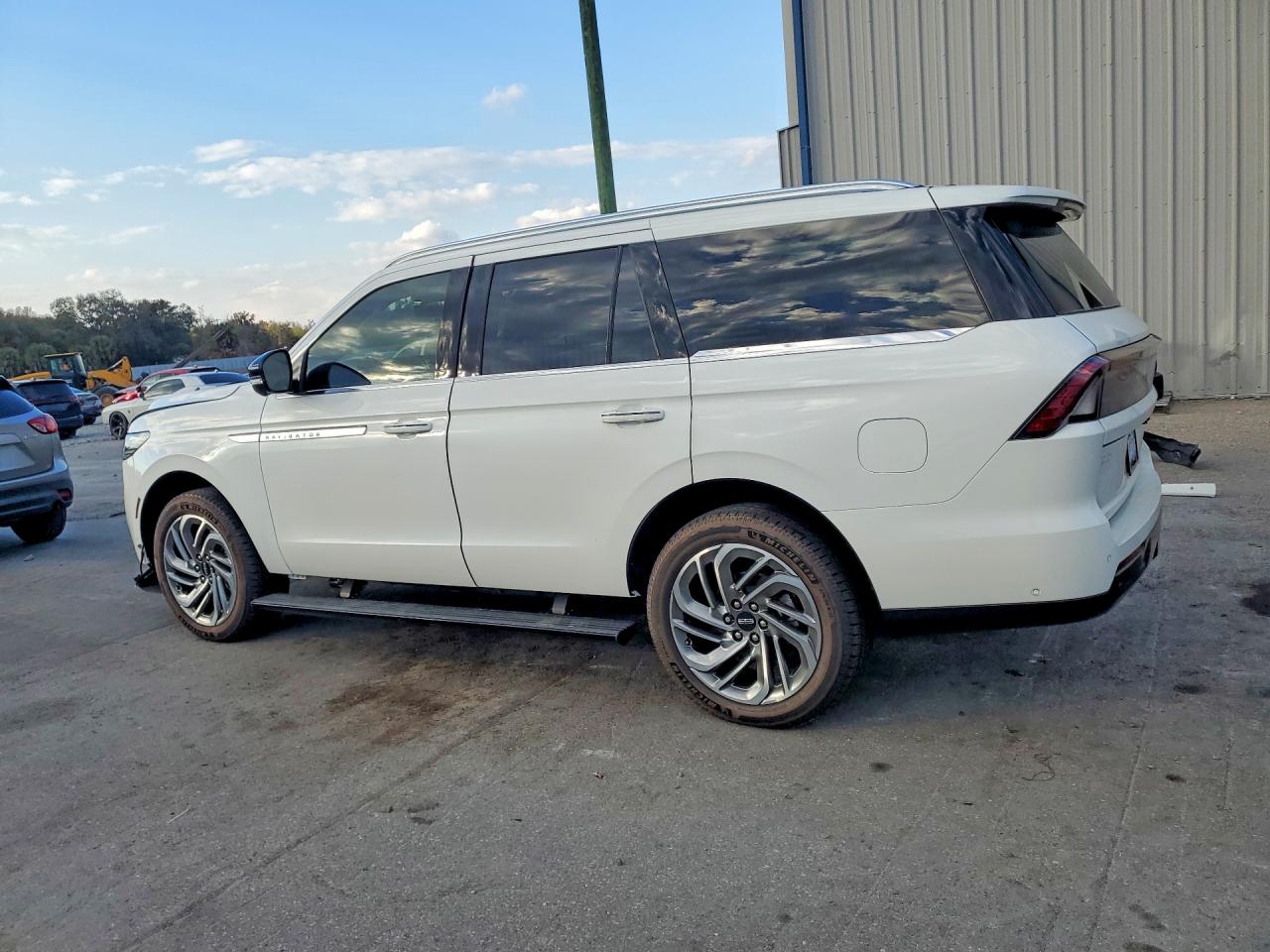 2025 LINCOLN NAVIGATOR RESERVE photo 2