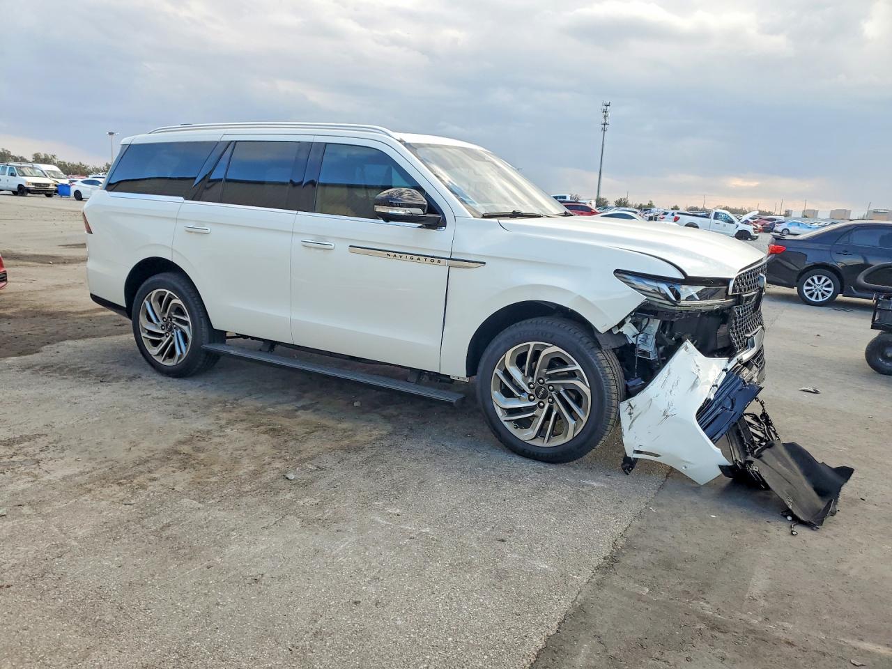 2025 LINCOLN NAVIGATOR RESERVE photo 4