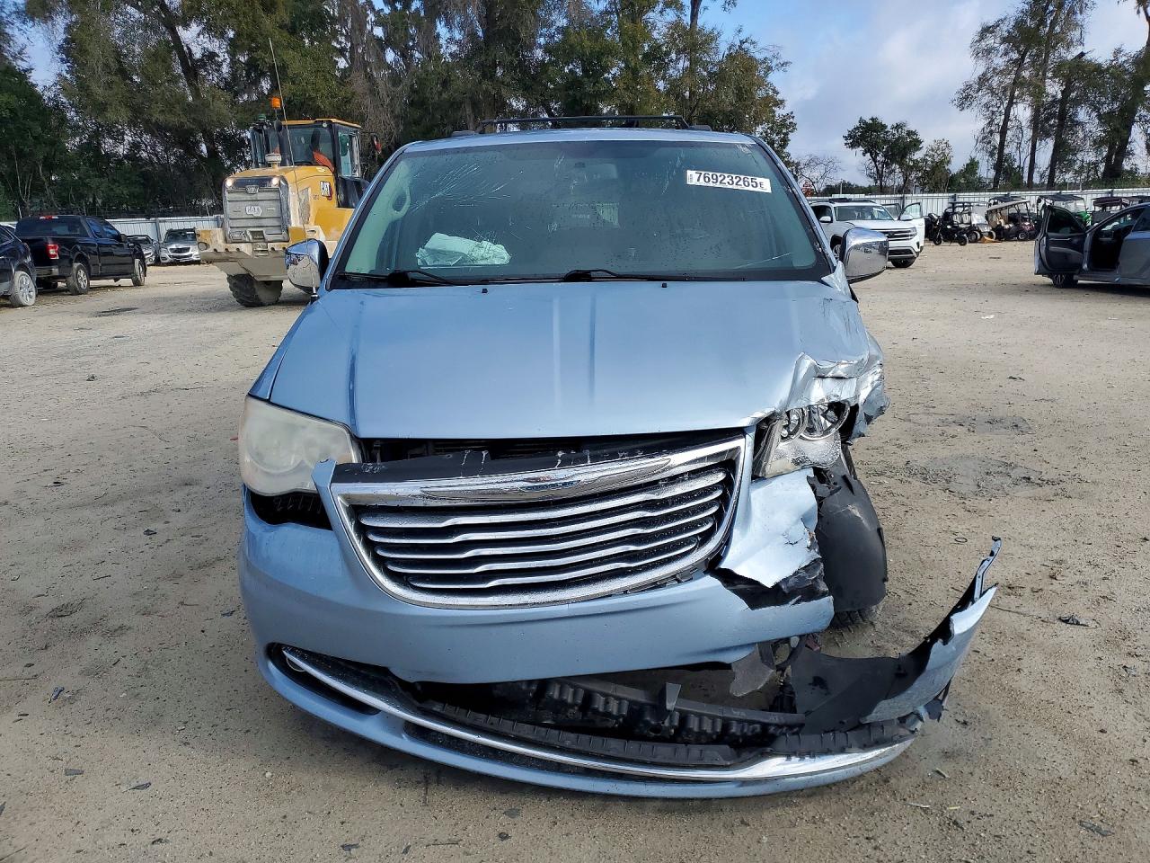 2013 CHRYSLER TOWN & COUNTRY TOURING L photo 9