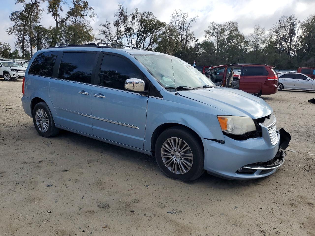 2013 CHRYSLER TOWN & COUNTRY TOURING L photo 7