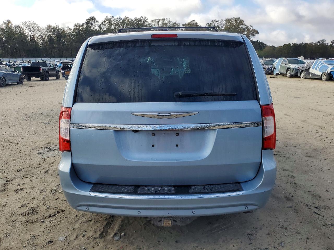 2013 CHRYSLER TOWN & COUNTRY TOURING L photo 11