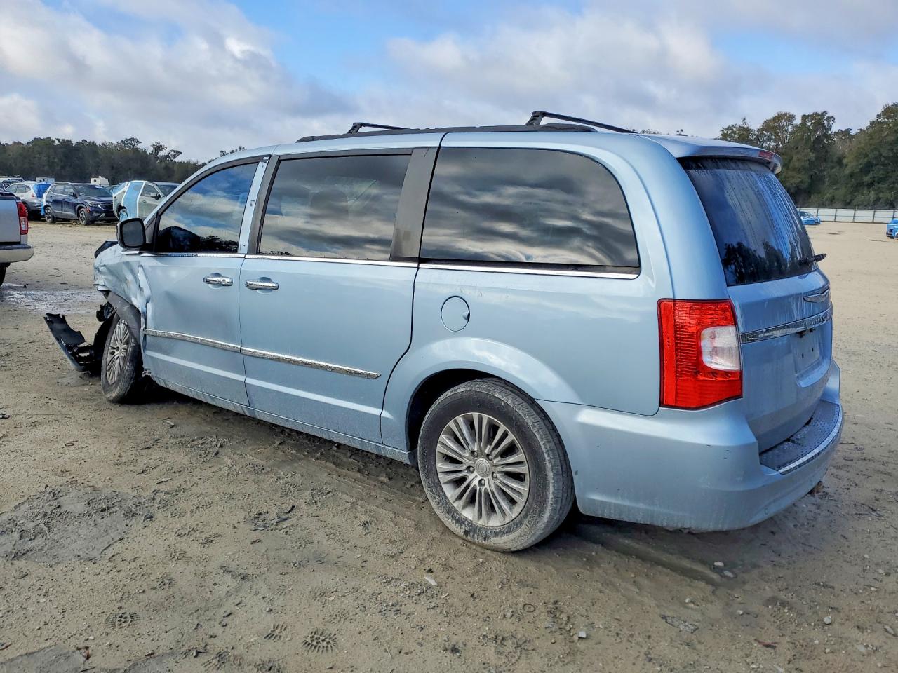 2013 CHRYSLER TOWN & COUNTRY TOURING L photo 3