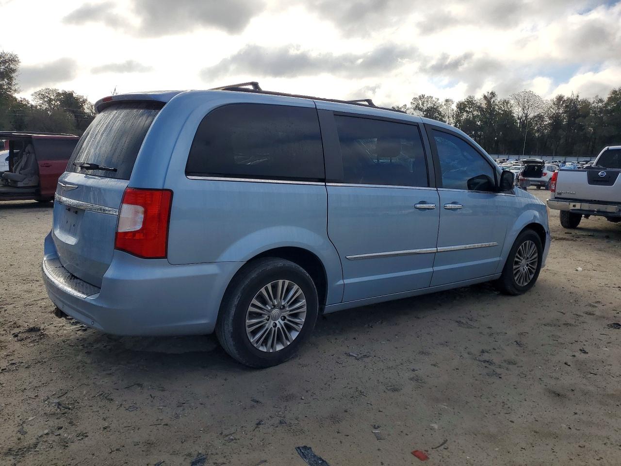 2013 CHRYSLER TOWN & COUNTRY TOURING L photo 5