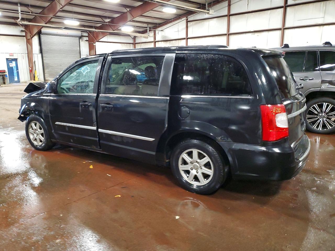 2011 CHRYSLER TOWN & COUNTRY TOURING photo 2