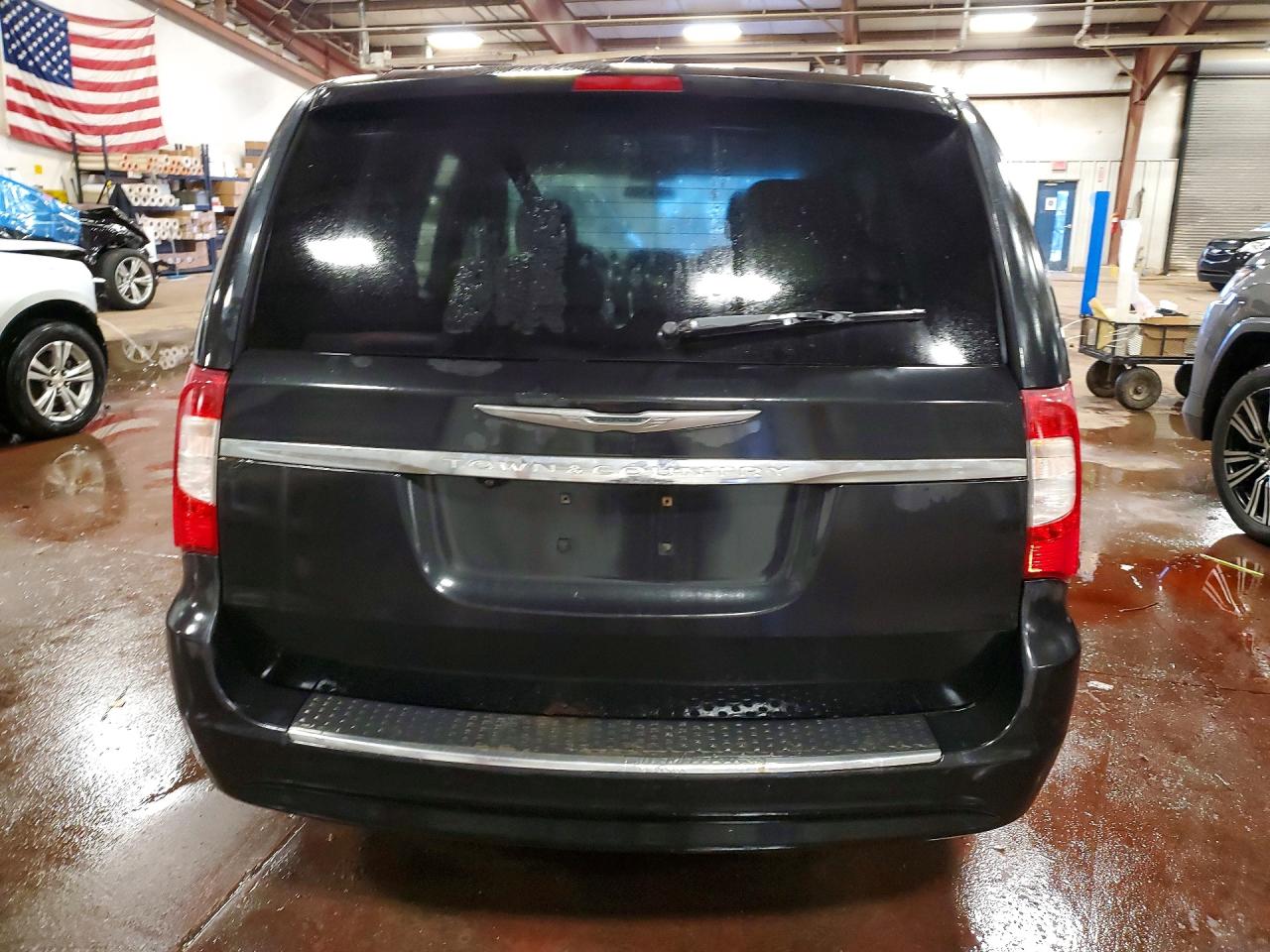 2011 CHRYSLER TOWN & COUNTRY TOURING photo 6