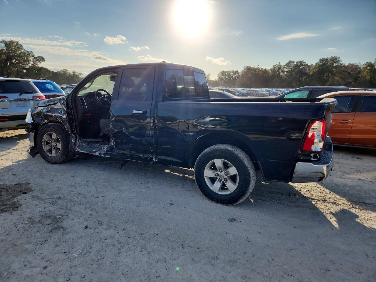 2016 RAM 1500 SLT photo 3
