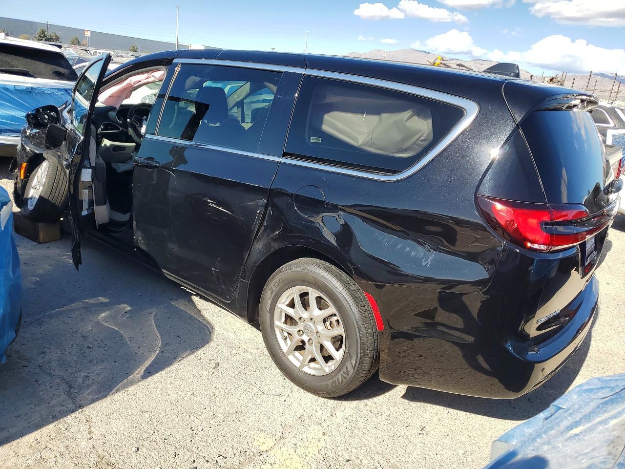 2024 CHRYSLER PACIFICA TOURING L photo 2