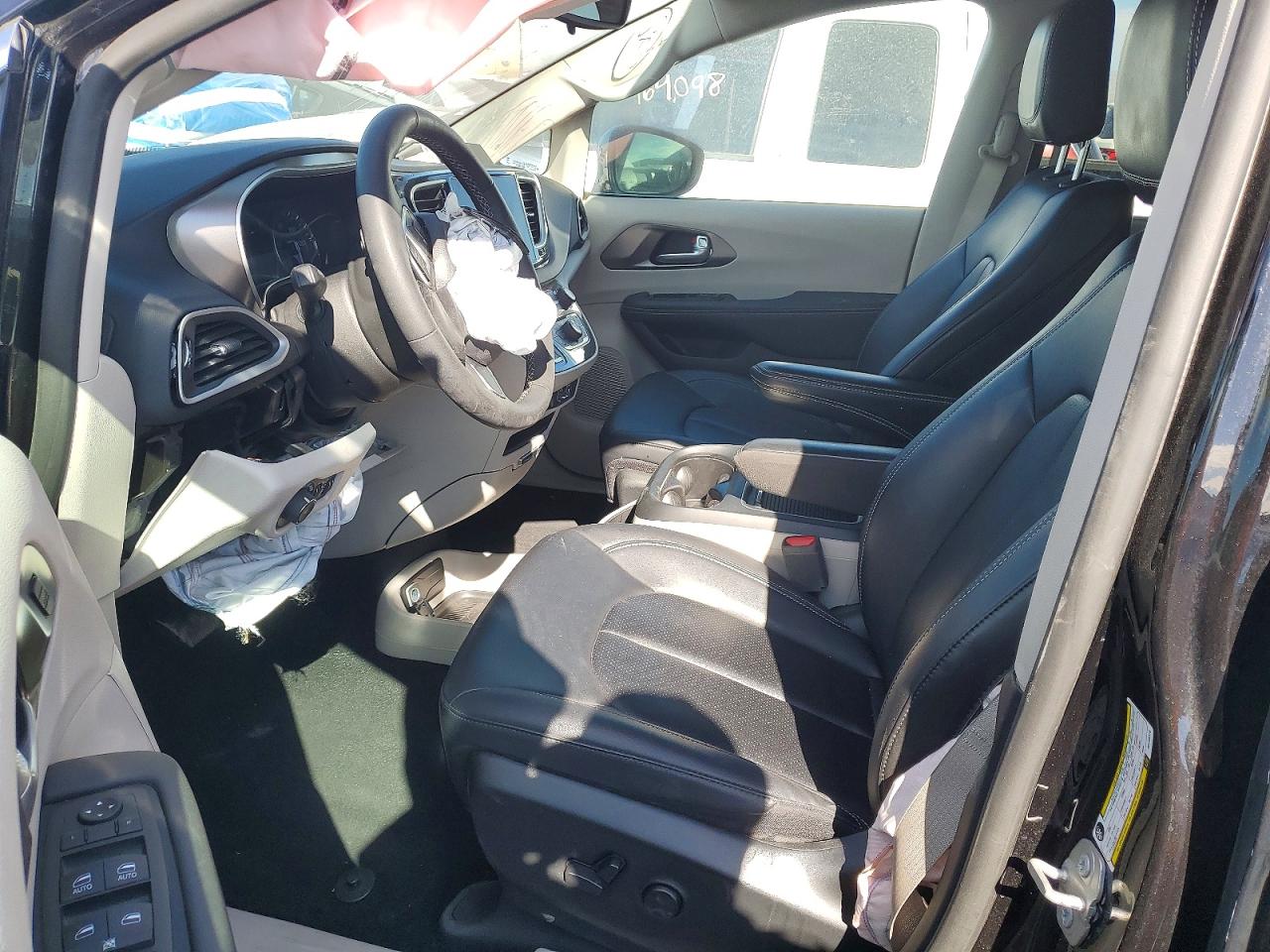 2024 CHRYSLER PACIFICA TOURING L photo 7