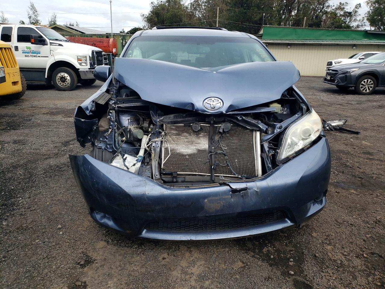 2015 TOYOTA SIENNA LE photo 5