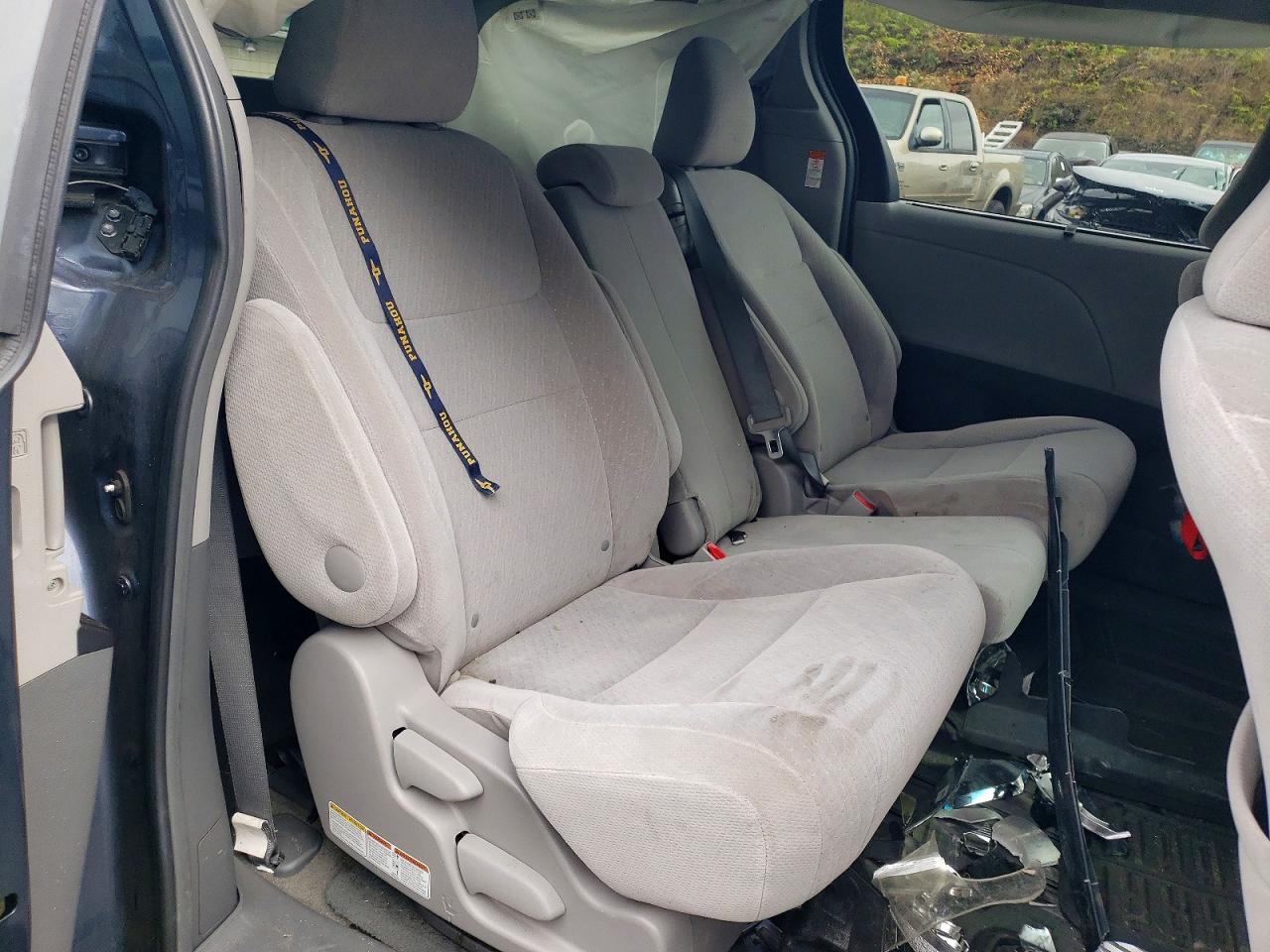 2015 TOYOTA SIENNA LE photo 11