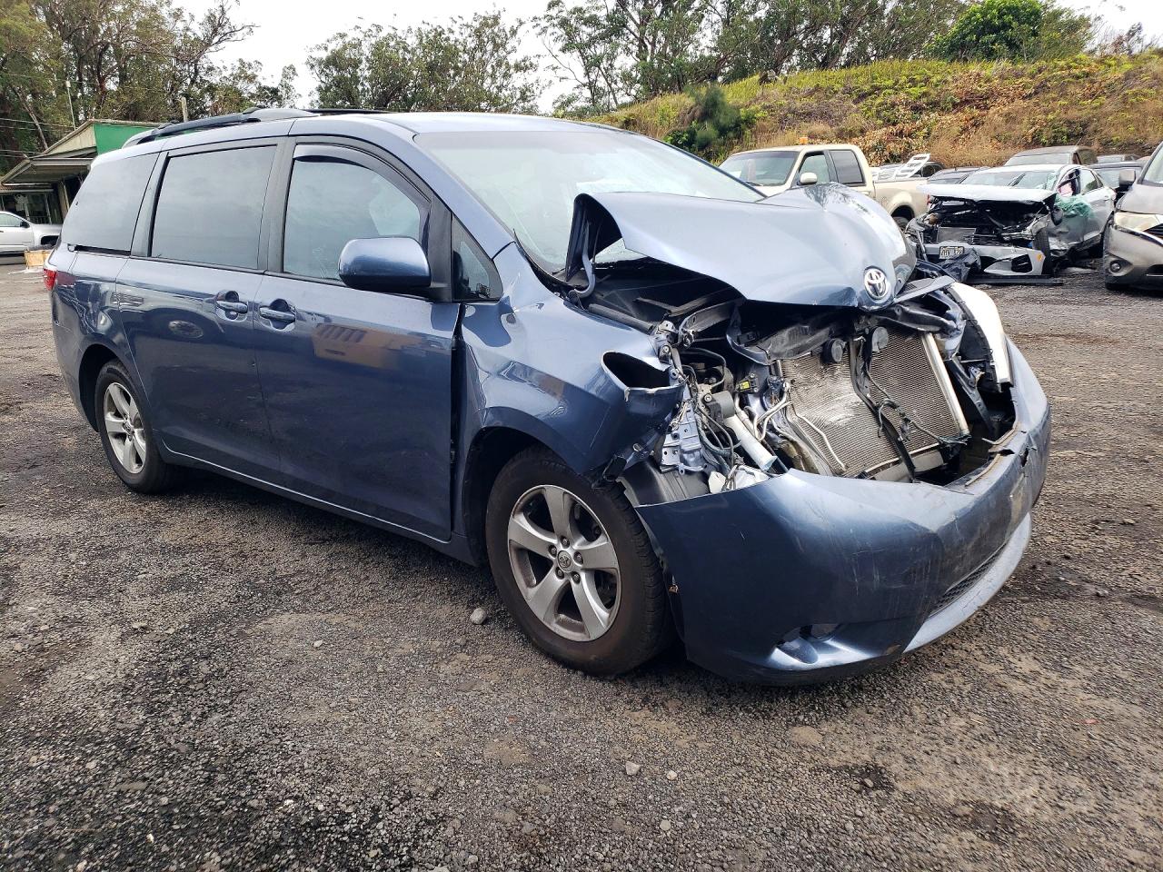 2015 TOYOTA SIENNA LE photo 4