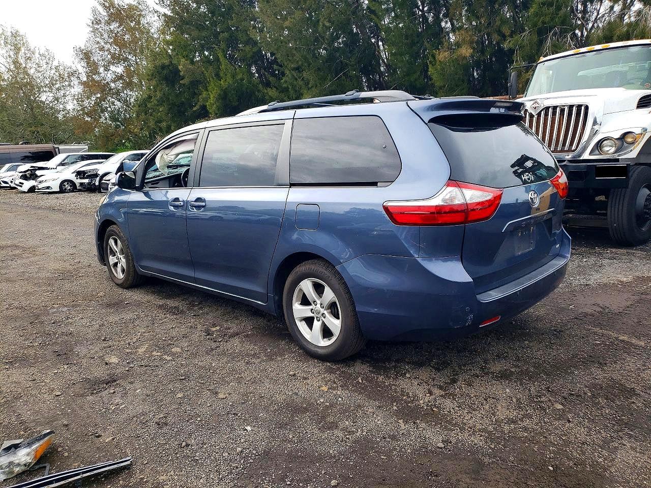 2015 TOYOTA SIENNA LE photo 2