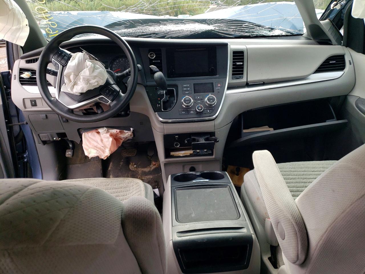 2015 TOYOTA SIENNA LE photo 8