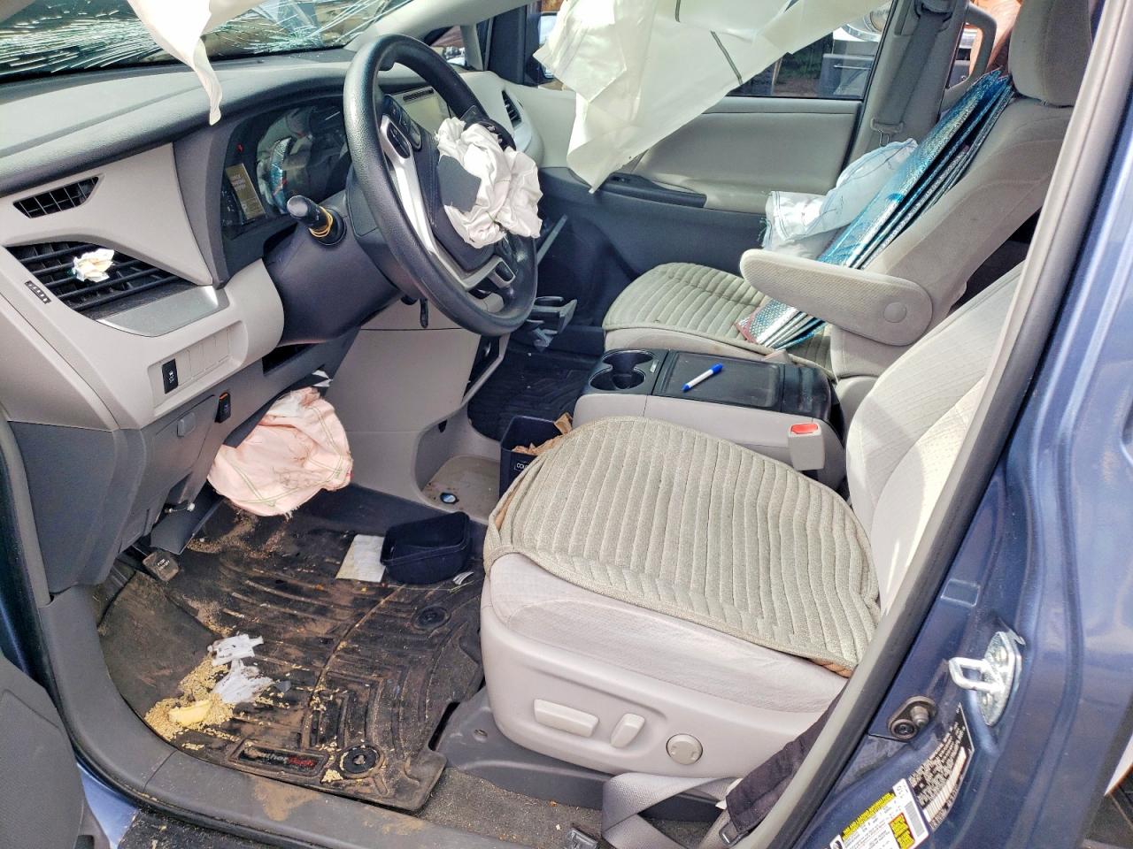 2015 TOYOTA SIENNA LE photo 7