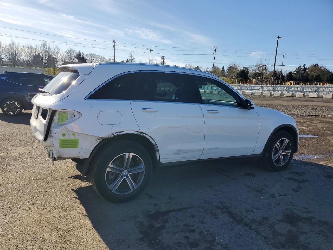 2017 MERCEDES-BENZ GLC 300 4MATIC photo 3