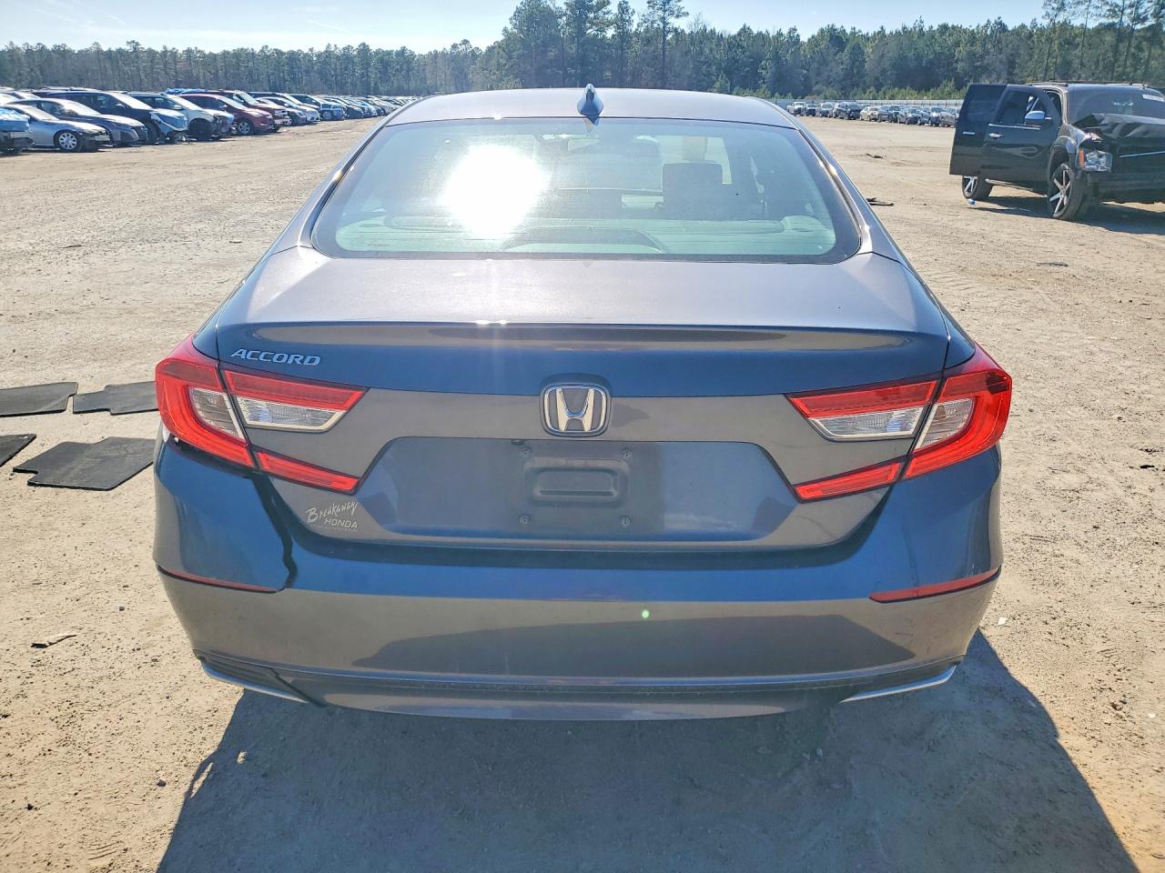 2018 HONDA ACCORD photo 11