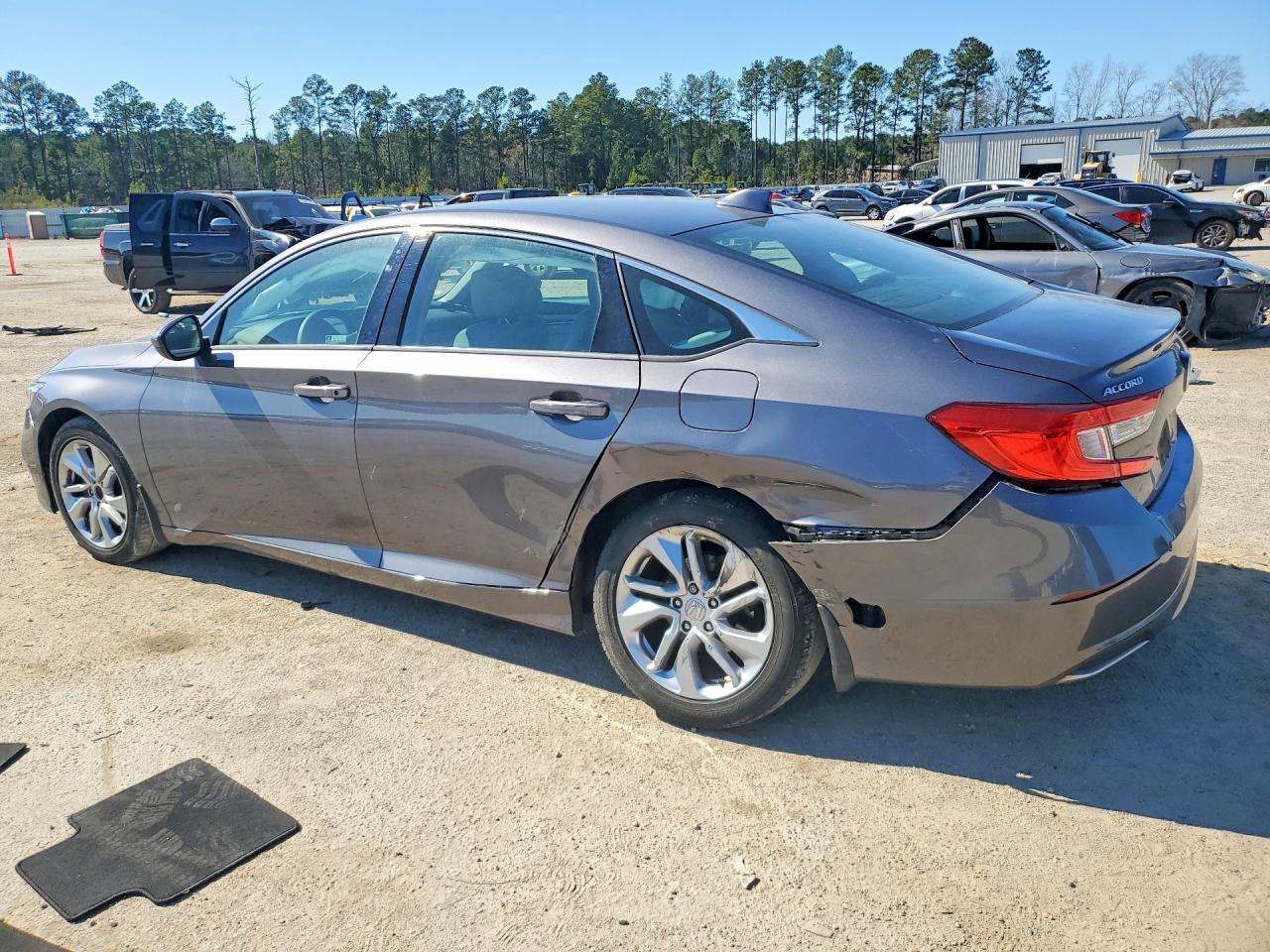 2018 HONDA ACCORD photo 3