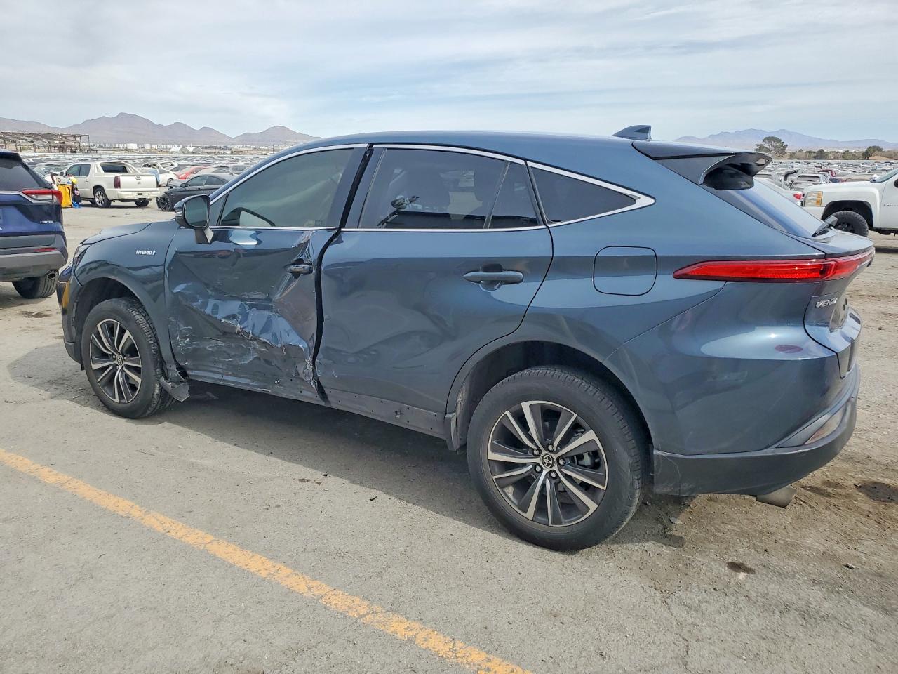 2021 TOYOTA VENZA LE photo 3