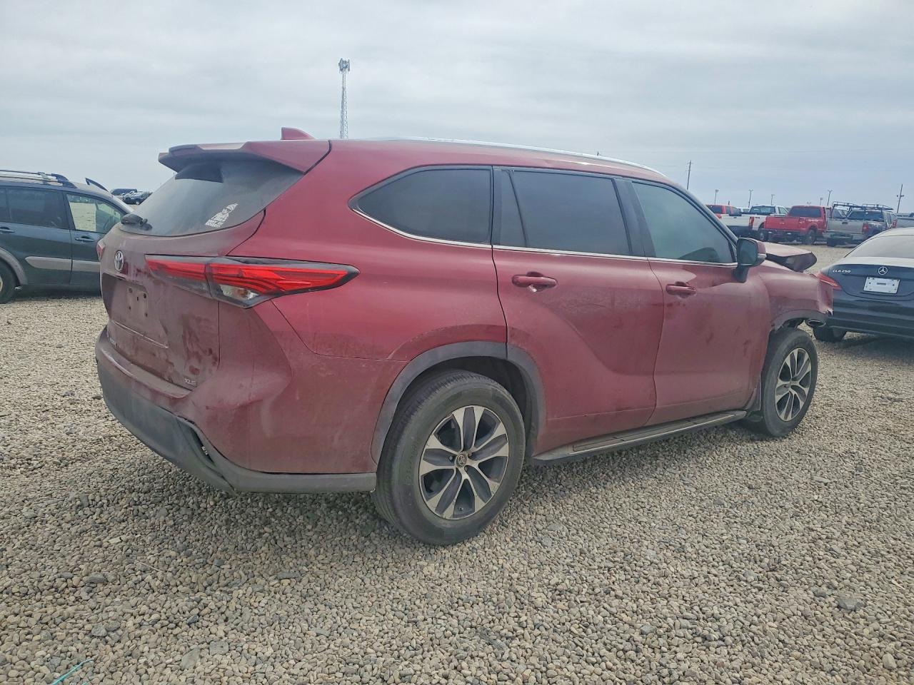 2021 TOYOTA HIGHLANDER XLE photo 5