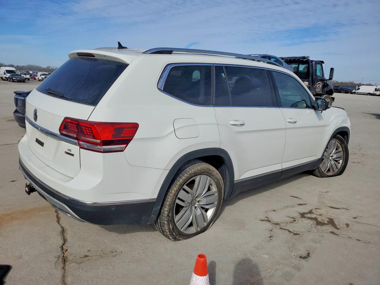 2018 VOLKSWAGEN ATLAS SEL PREMIUM photo 3