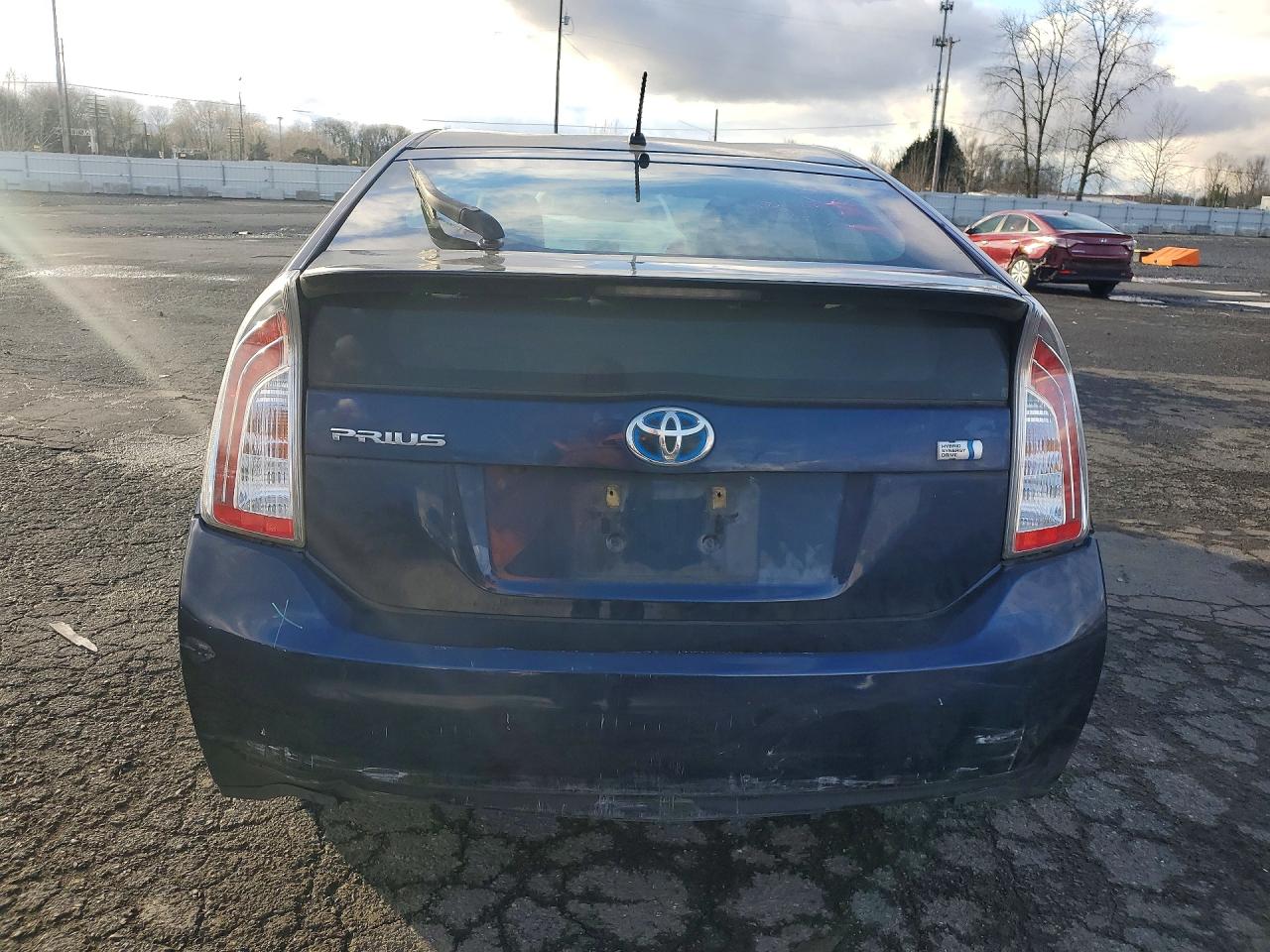 2015 TOYOTA PRIUS photo 6