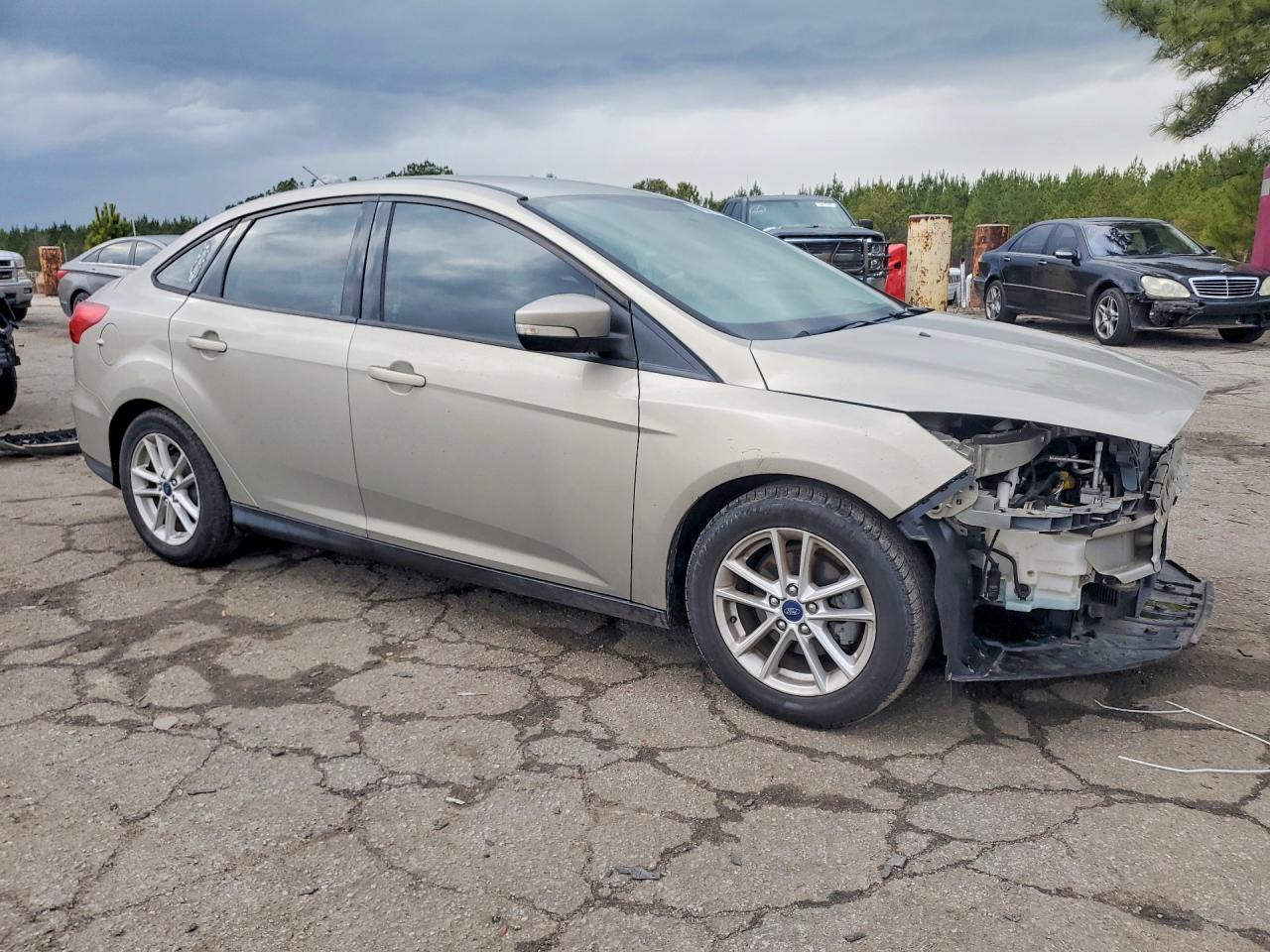 2015 FORD FOCUS SE photo 4