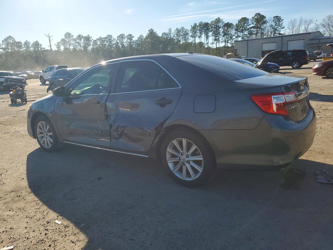 2014 TOYOTA CAMRY SE photo 3
