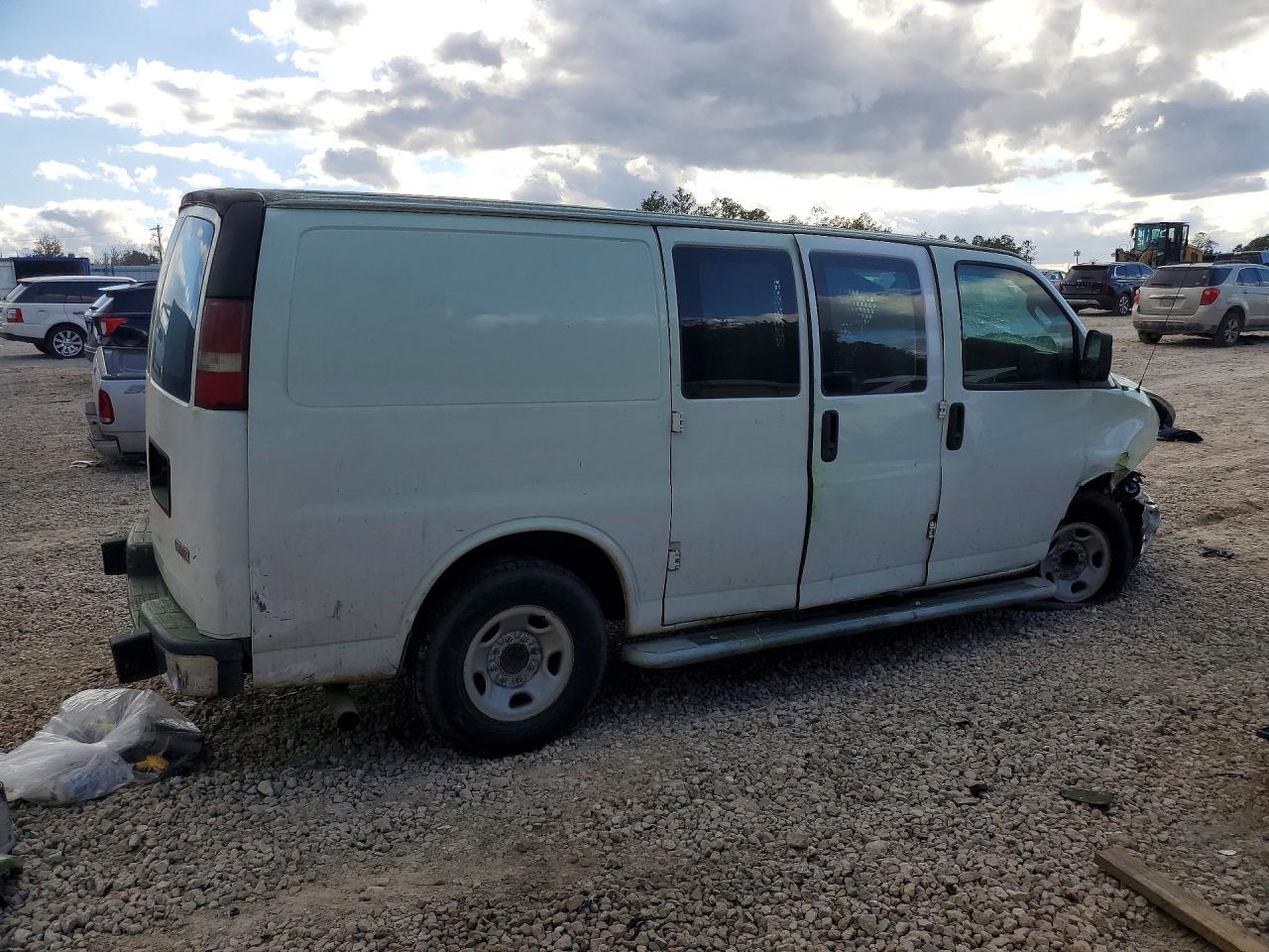 2017 GMC SAVANA G2500 photo 5