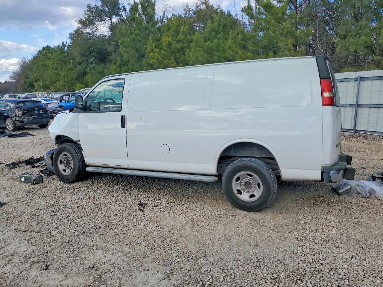 2017 GMC SAVANA G2500 photo 3