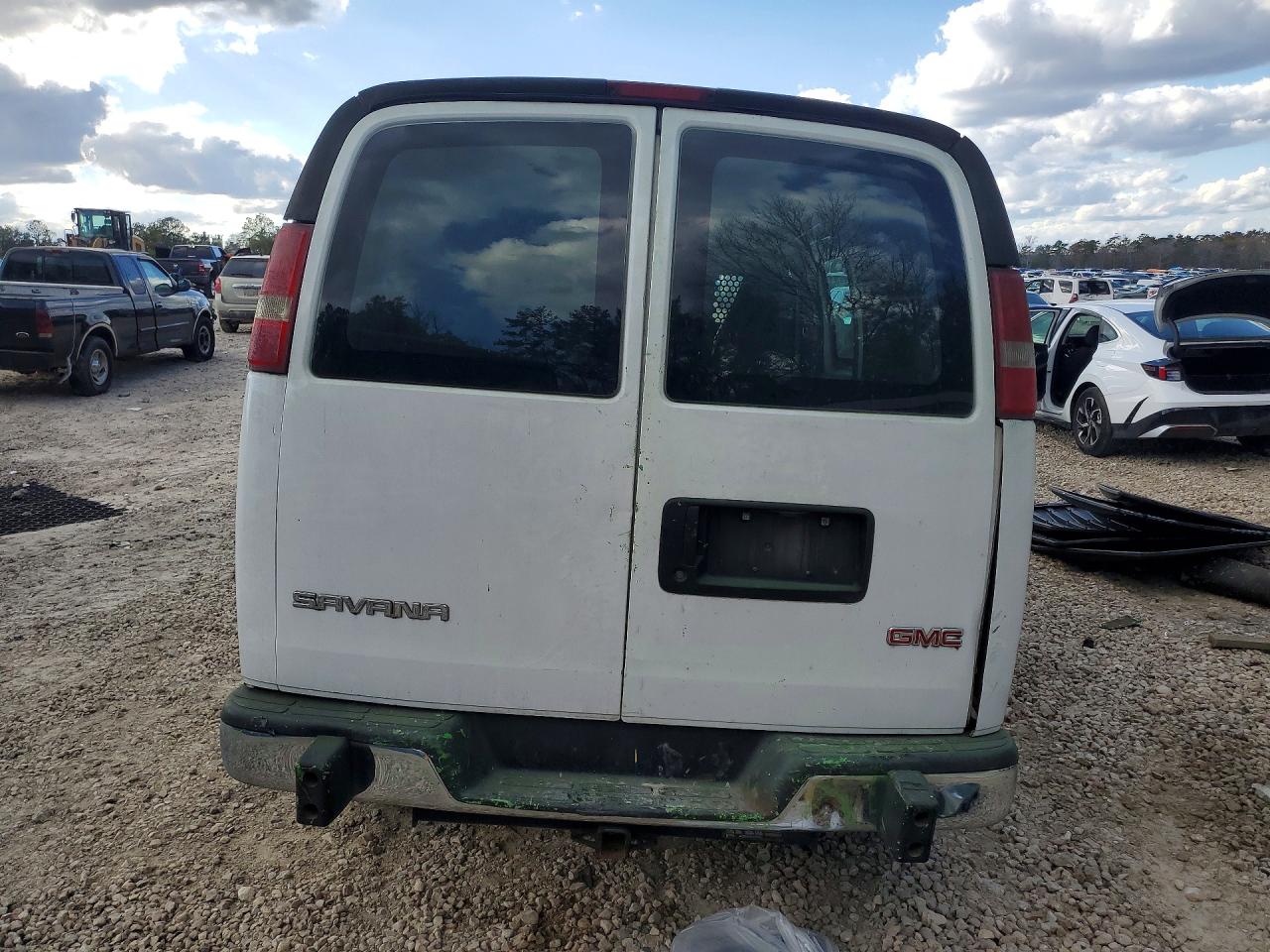 2017 GMC SAVANA G2500 photo 11